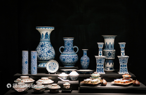 2019年月24日019年黑蘭彩色藍的漆瓷器古老的瓷器花瓶在邦科克博物館的皇收藏展